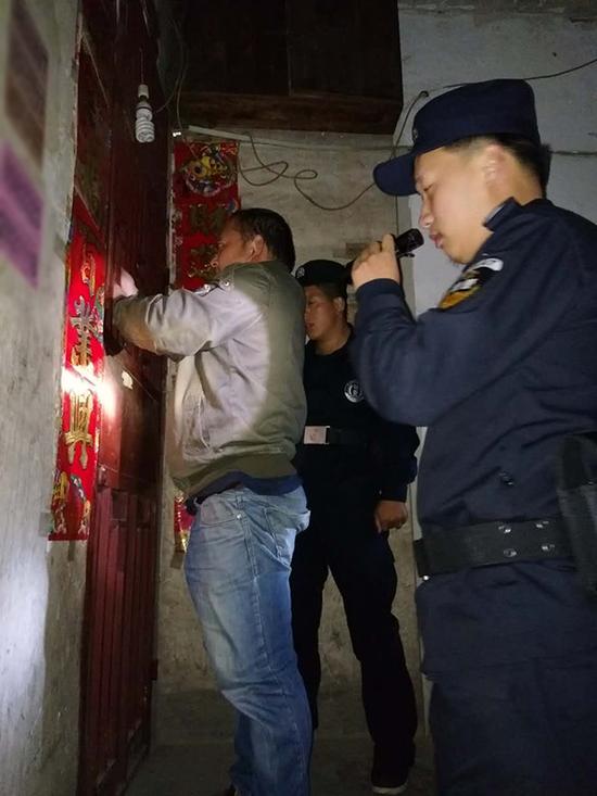 眉山粗心妈妈误将幼女锁家中 