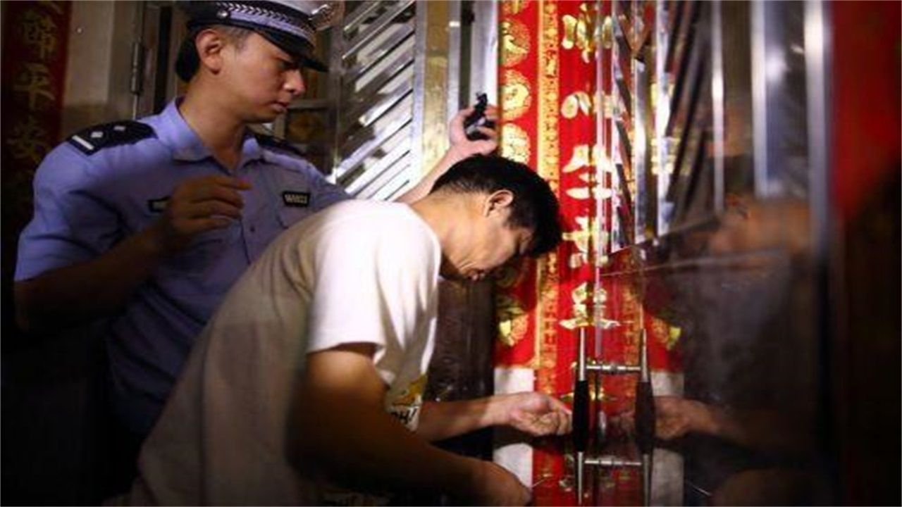 眉山请开锁师傅开了锁后，师傅